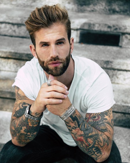 homme tatoue